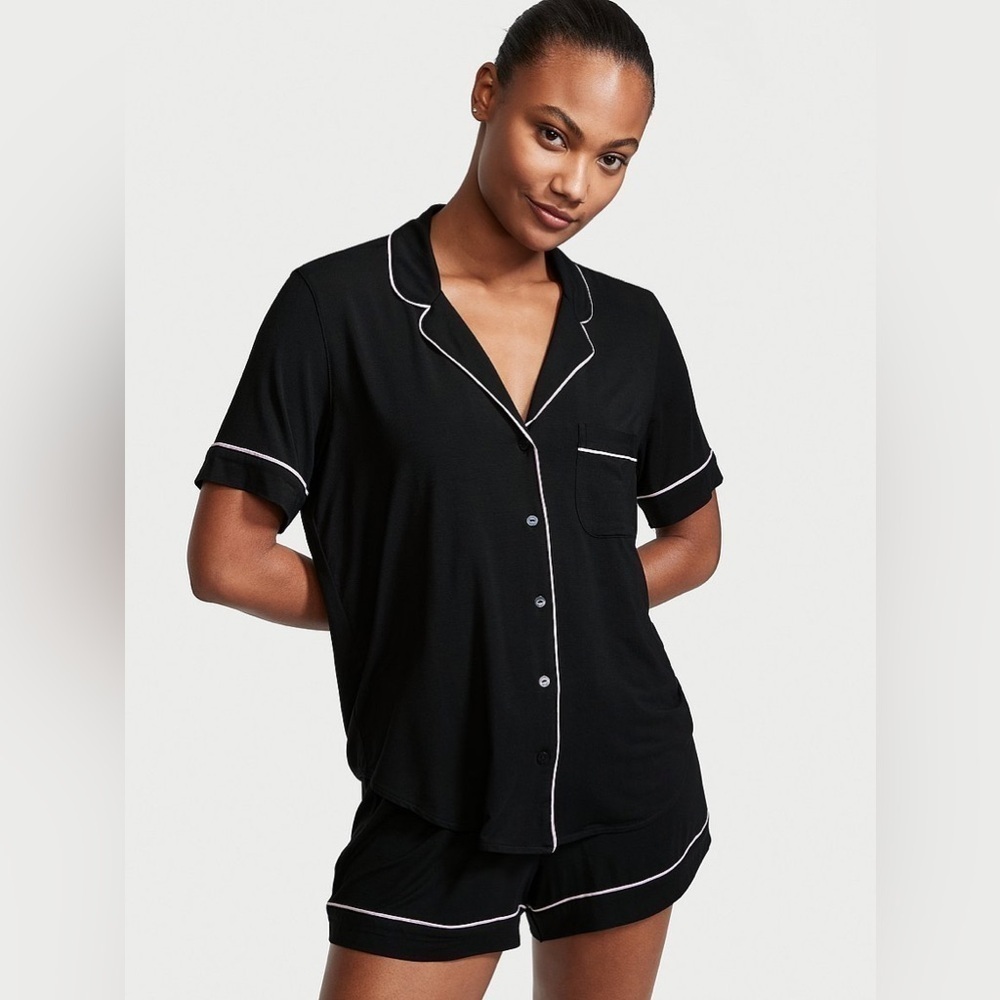 146. Victoria’s Secret Black & Pink Pajama Top Size Small
